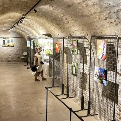 Flâner dans les galeries d’art du village