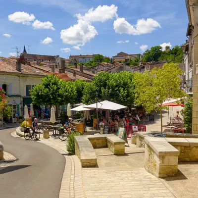 Se détendre en terrasse sur la place Ludovic Trarieux
