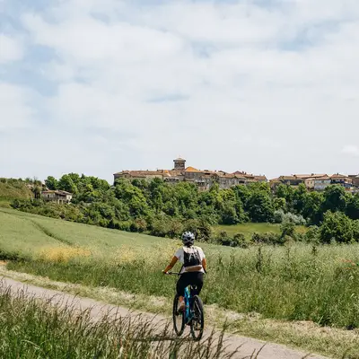 Parcourir le village à vélo