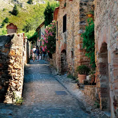 Explorer les ruelles de Castelnou