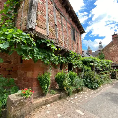 Explorer le village à pied