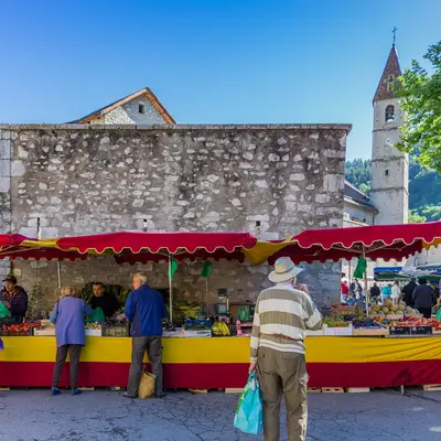 Faire son marché dans la cité fortifiée