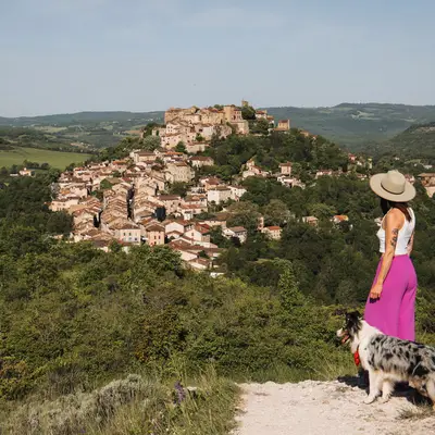 Admirer Cordes-sur-Ciel à l’aube depuis le Pied Haut