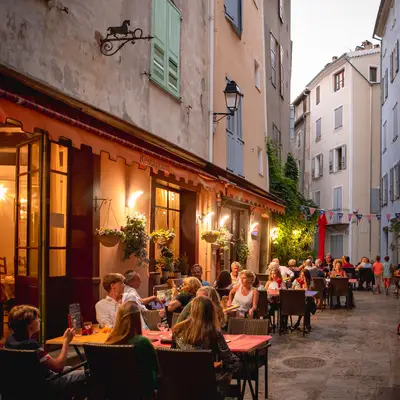 Flâner dans les ruelles du vieux village