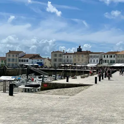 S'offrir une balade matinale et un café sur le port
