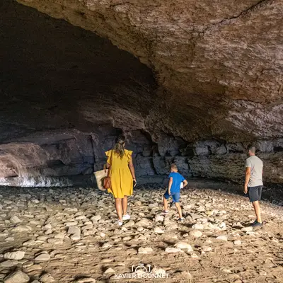 Passer sous le Grand Pont naturel