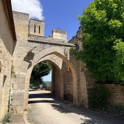 Flâner dans les ruelles de l'ancienne cité fortifiée