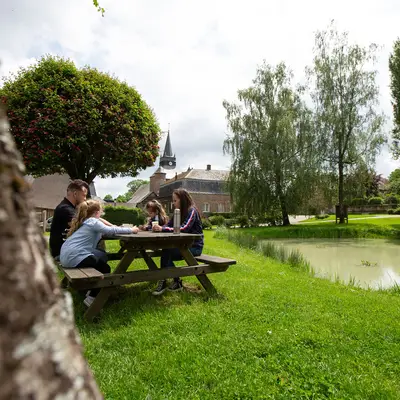 Piquer-niquer près de la mare
