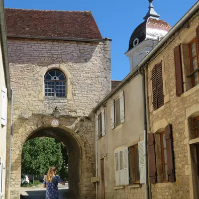 Suivre la visite guidée du village