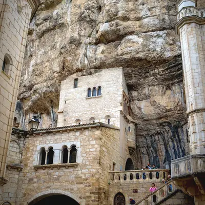 Se laisser guider dans la cité sacrée