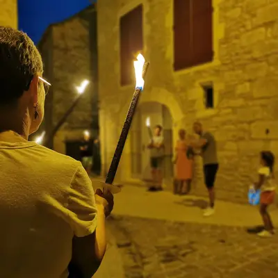 Découvrir le village médiéval à la lueur des flambeaux