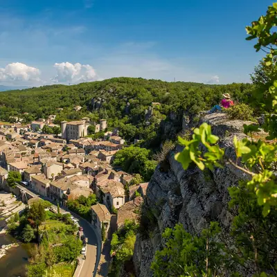 Profiter du point de vue depuis la chapelle Sainte-Cérise