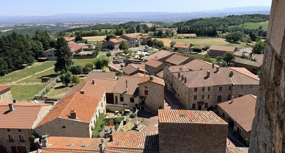 image de Marols (42) et Montréal (Yonne) labélisés parmi Les Plus Beaux Villages de France !
