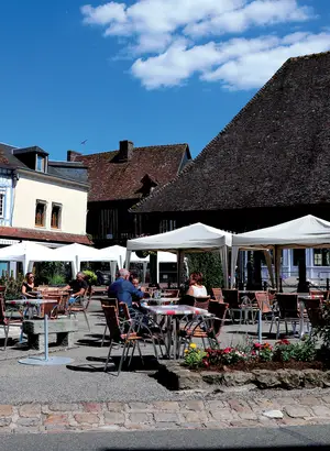 Sur la place de Lyons-la-Forêt