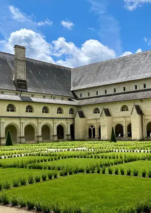 Fontevraud-l'Abbaye et Blangy-le-Château rejoignent Les Plus Beaux Villages de France