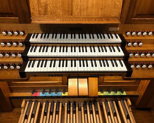 ORGUE-CONSOLE-VUE-PLONGEANTE.jpg