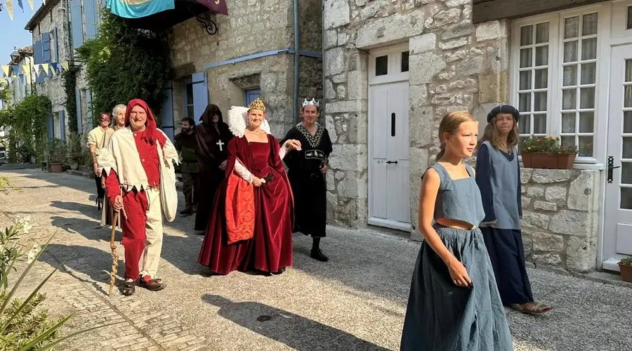 Visite Spectacle de Janouille aux Médiévales de Monflanquin
