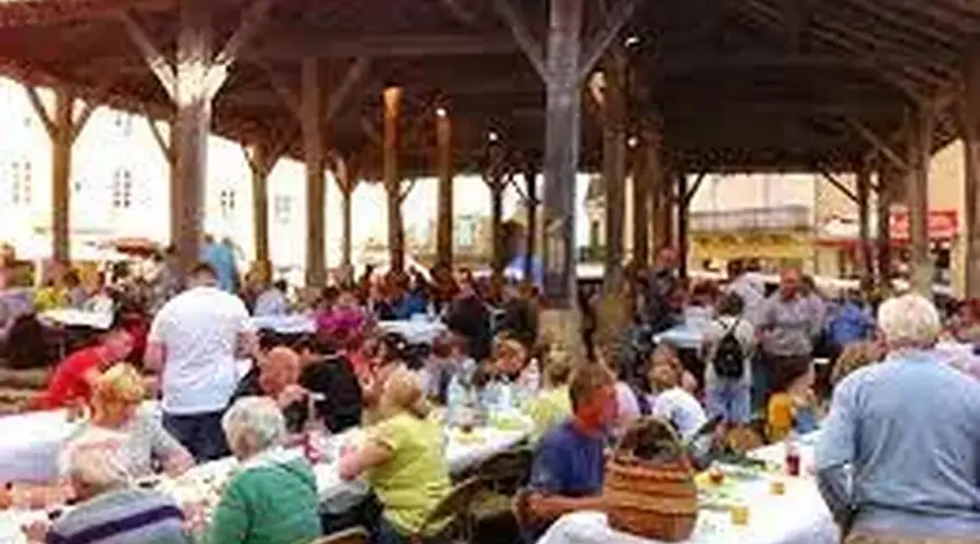 Repas Nocturne sous la Halle de Belvès