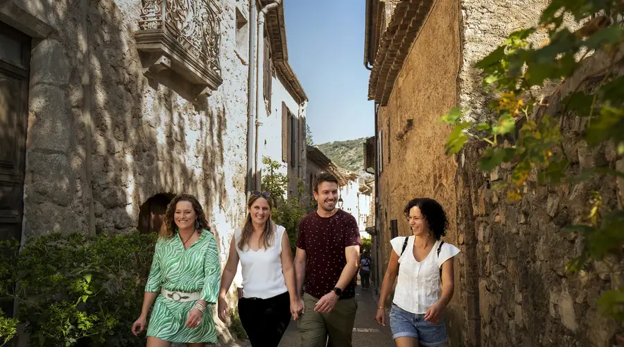 MILLE ANS D'HISTOIRE DANS L'UN DES PLUS BEAUX VILLAGES DE FRANCE