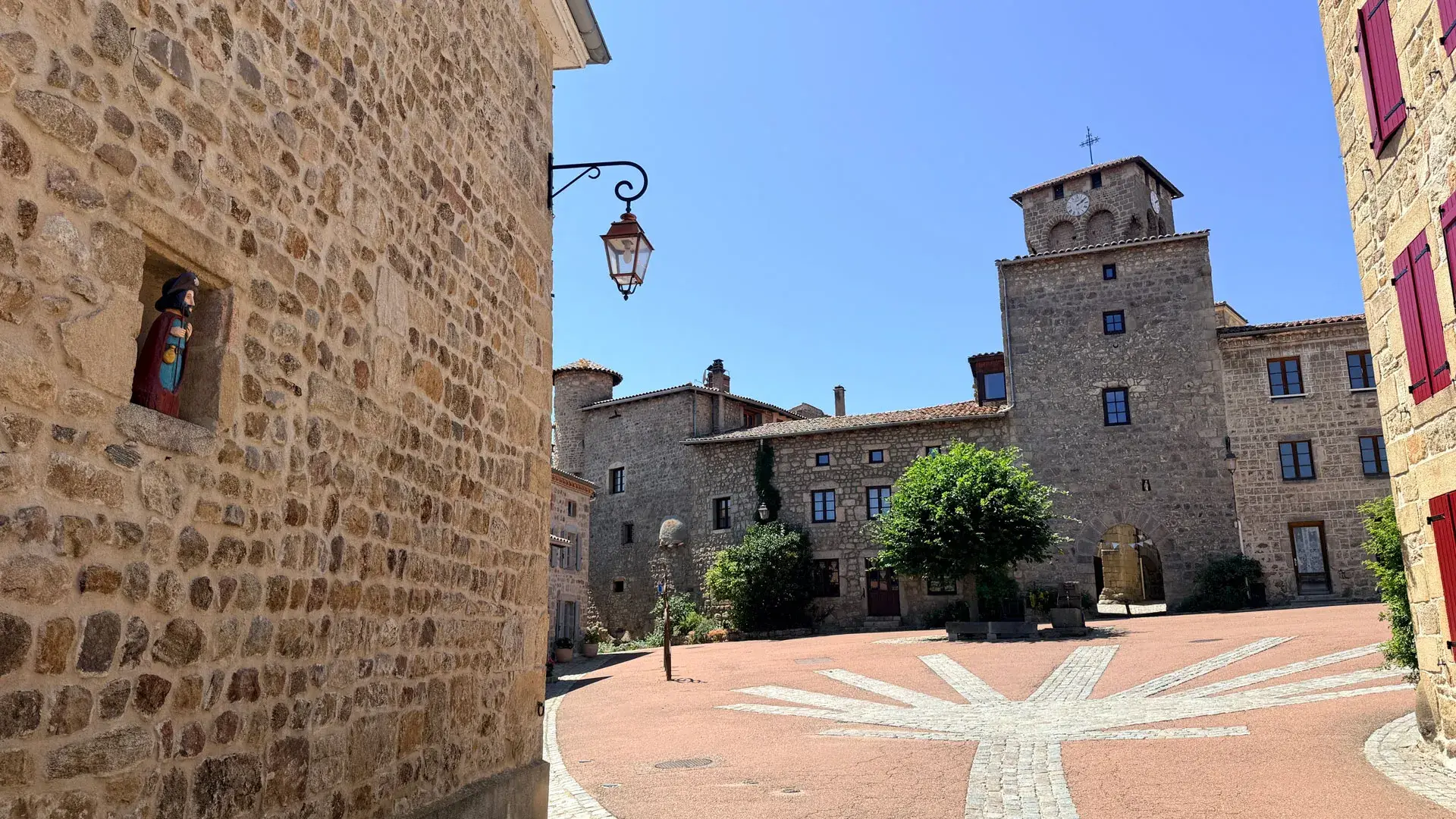 Marols, entrée de la place du village