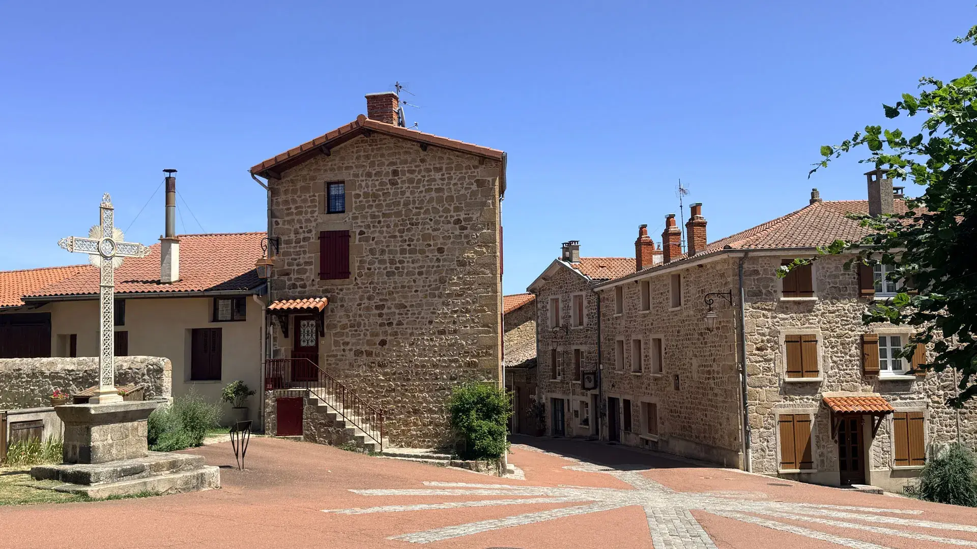 Marols, place et croix du village