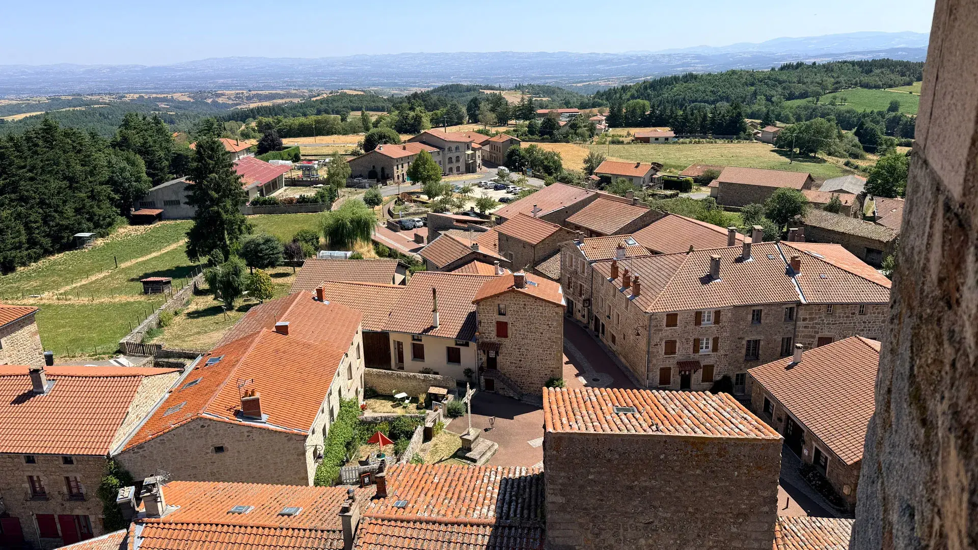 Marols, vue sur les toits
