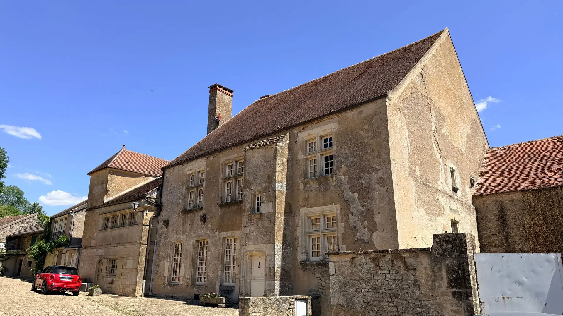 Montréal en Bourgogne, bâti ancien