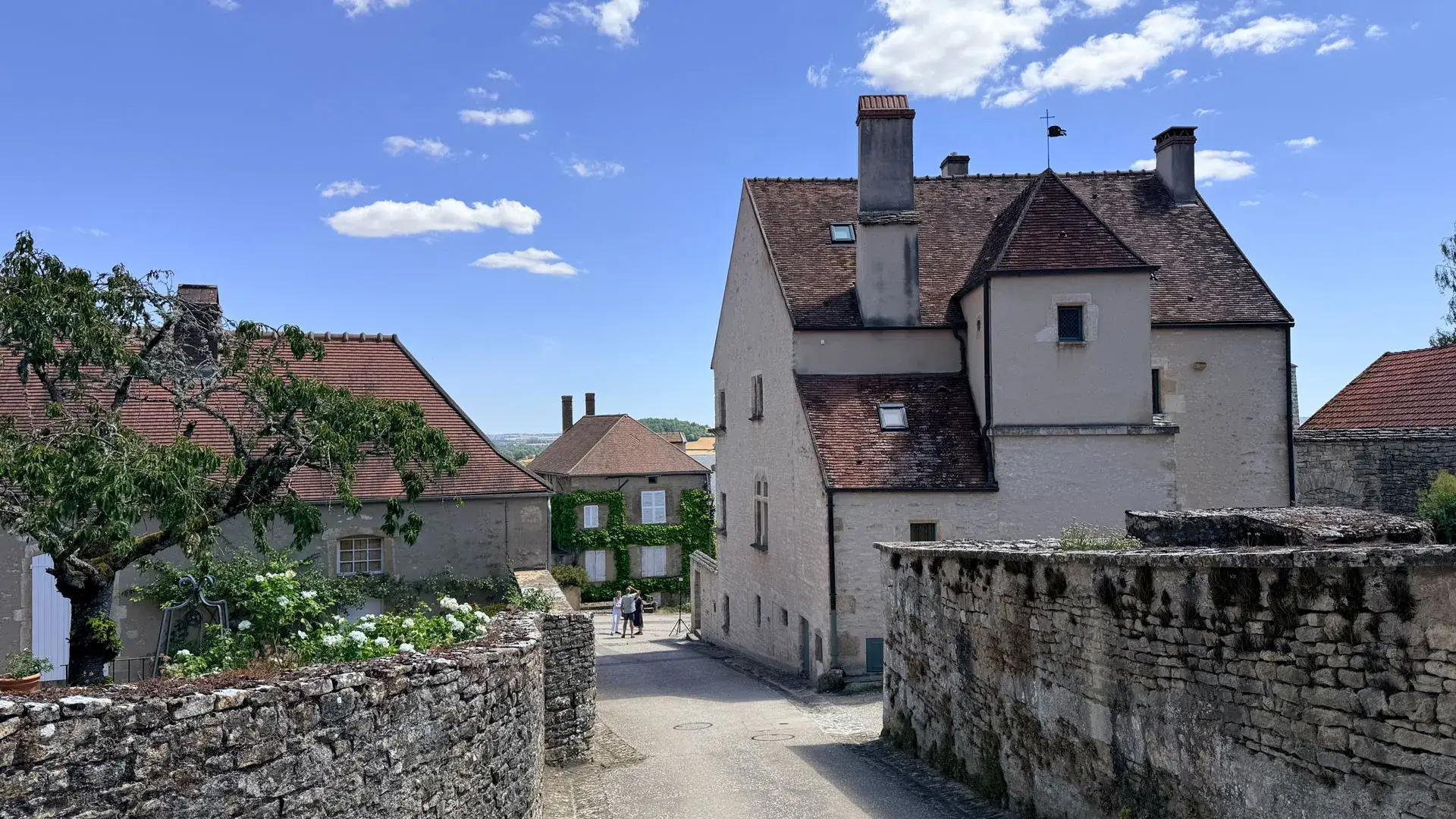 Montréal en Bourgogne, cœur du village
