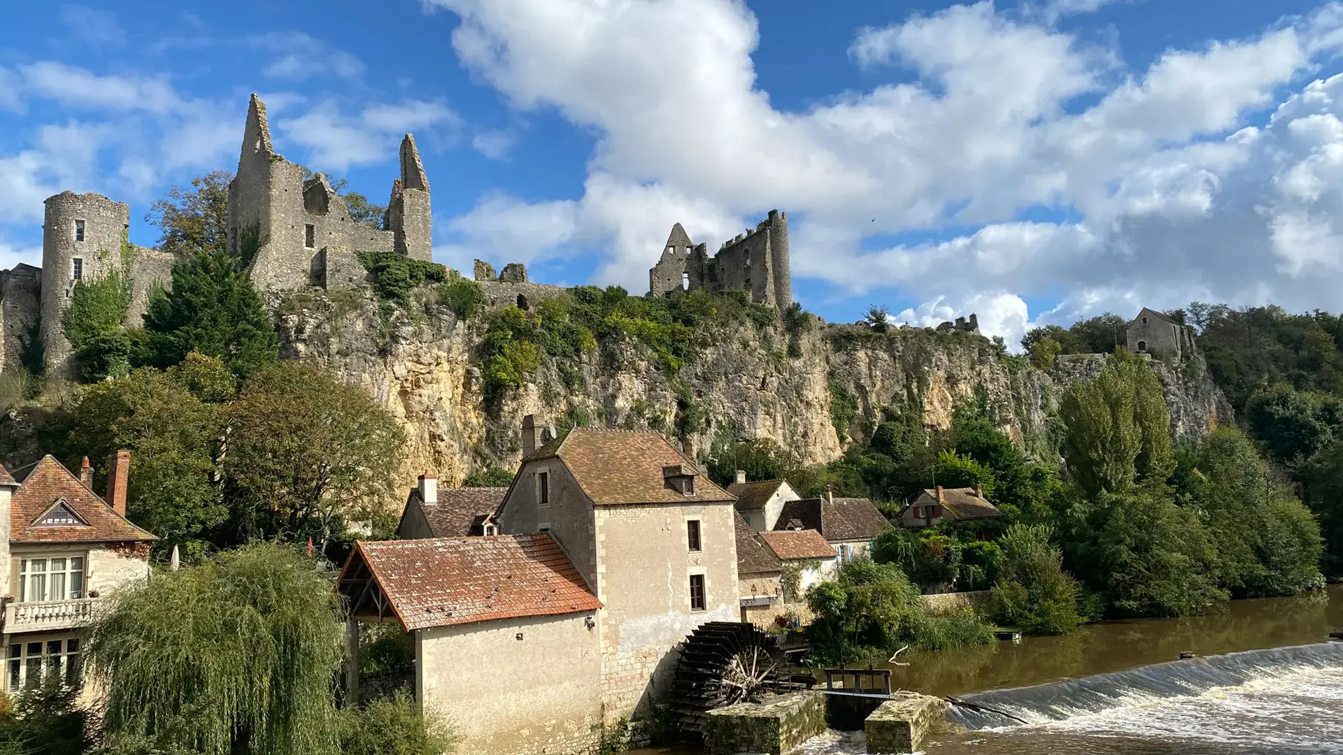 Angles-sur-l'Anglin, vue sur le moulin et les ruines du château