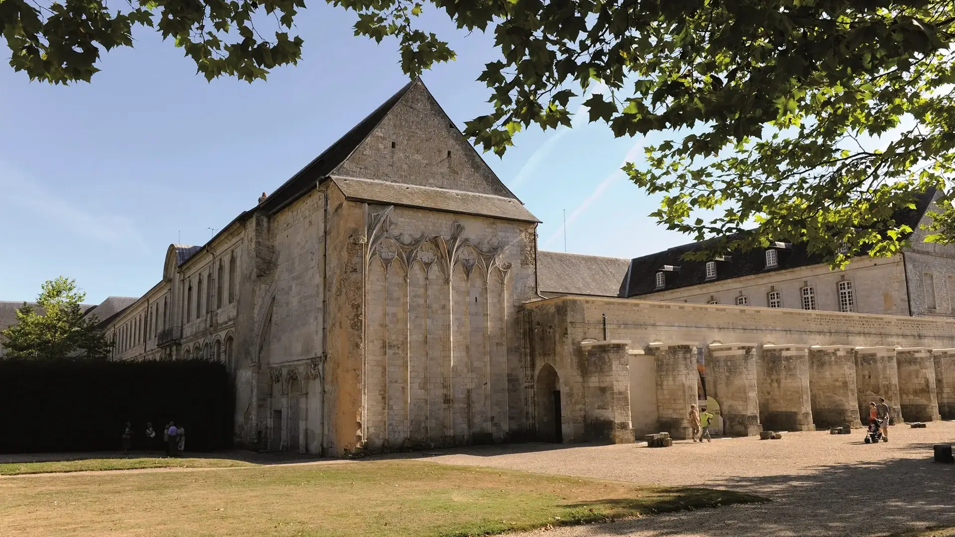 Le Bec-Hellouin arrière abbaye