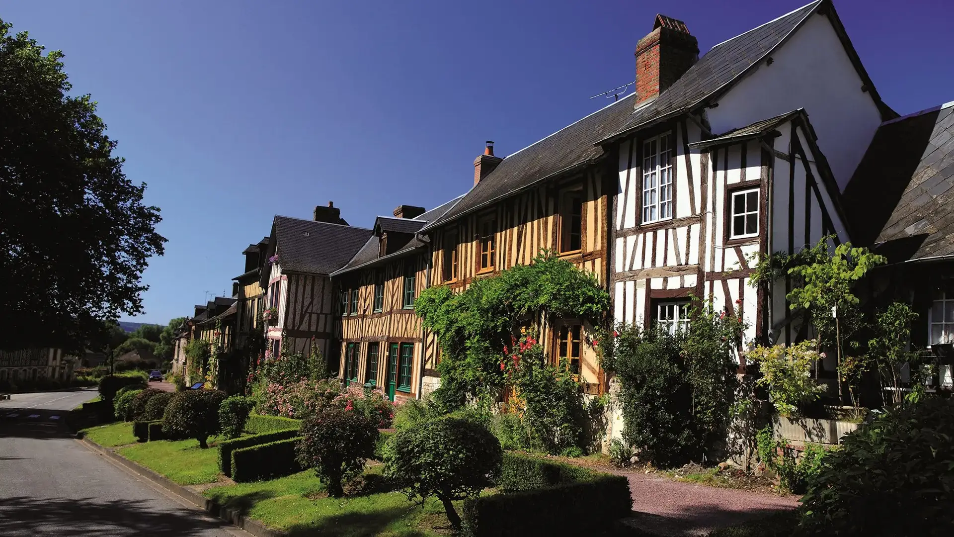 Le Bec-Hellouin rue et façades