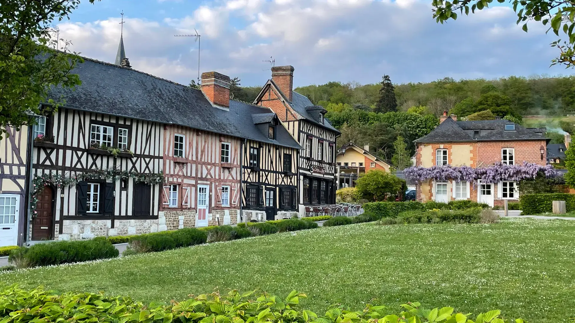 Le Bec-Hellouin, vue façades à pans de bois printemps