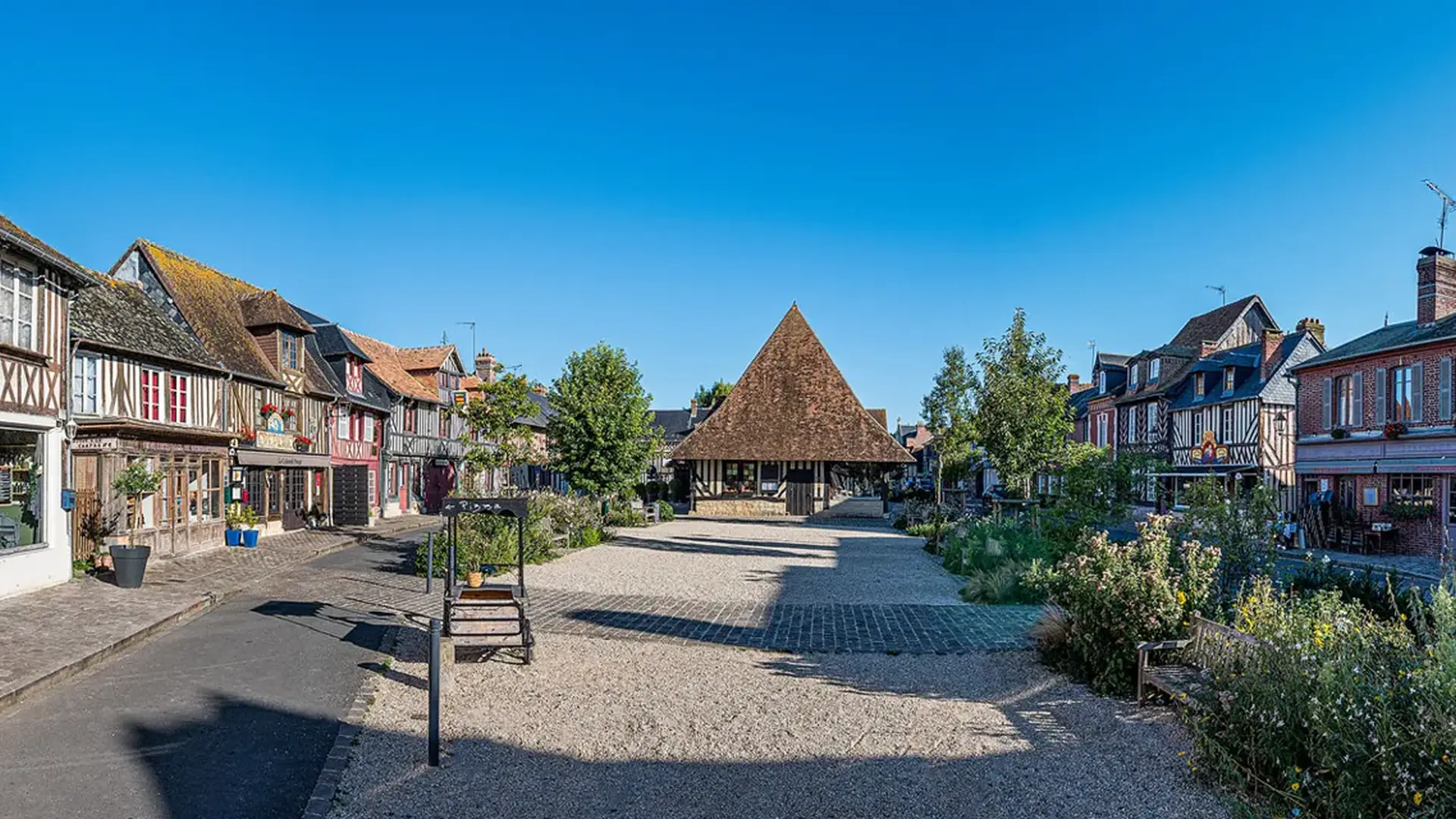 Beuvron-en-Auge, vue panoramique de la place
