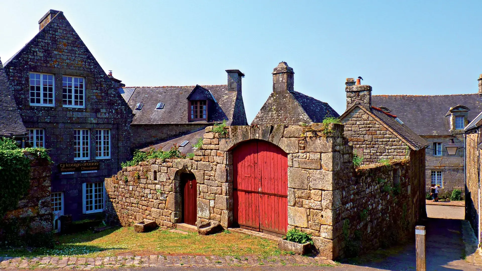 Locronan maison porte rouge