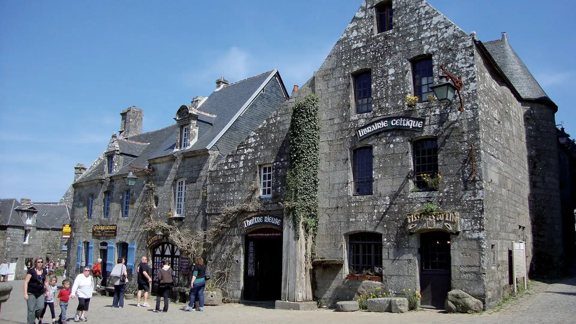 Locronan place de l'église