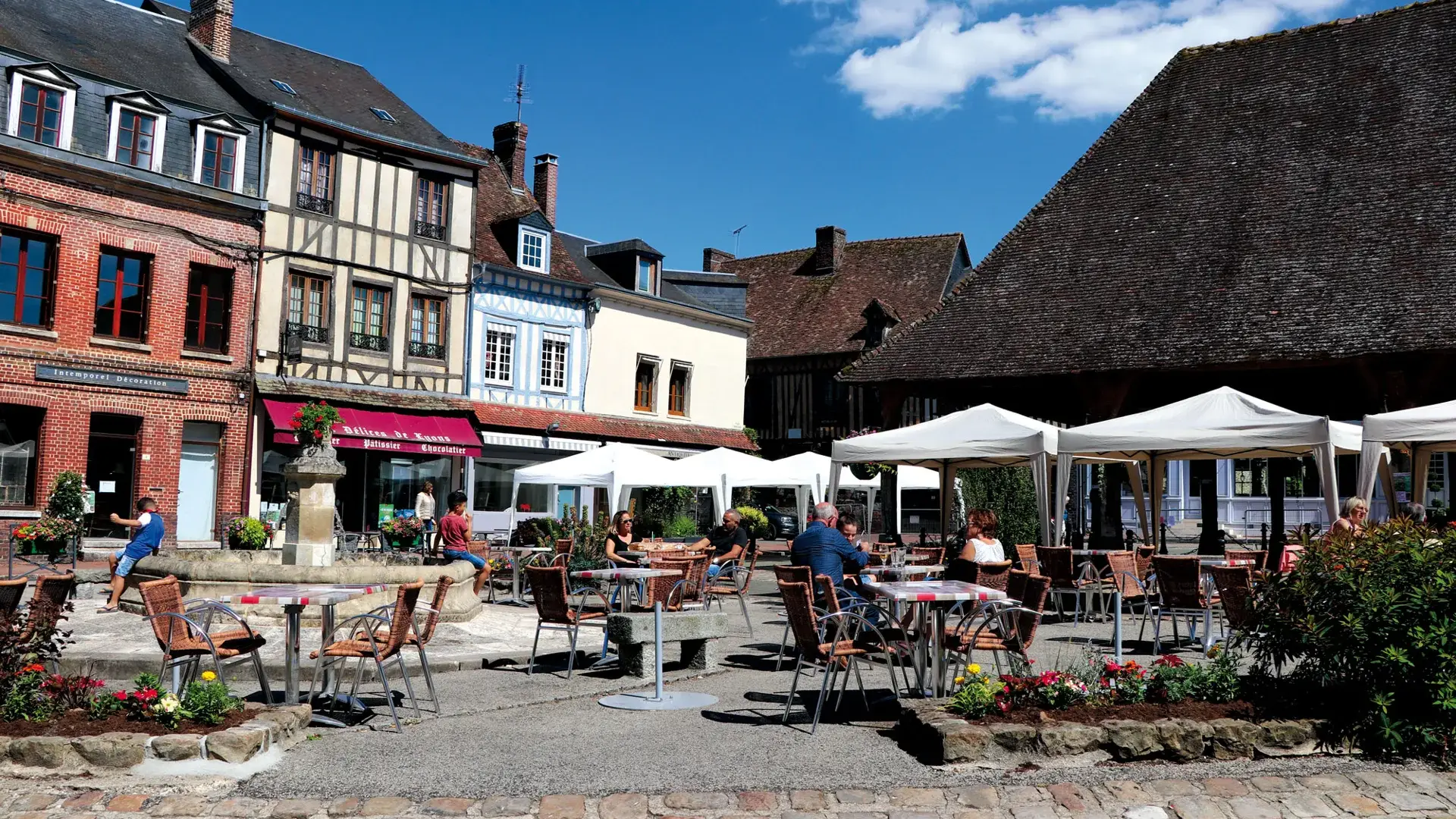 Lyons-la-Forêt, terrasses place de la halle
