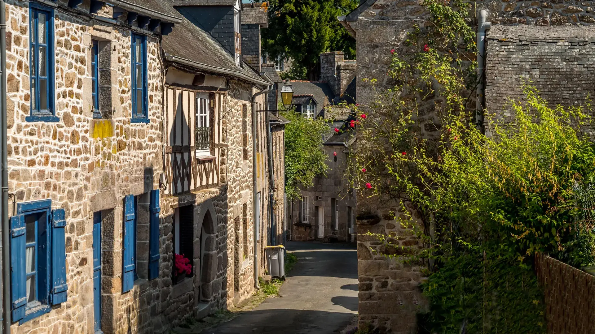 Moncontour, ambiance rue village