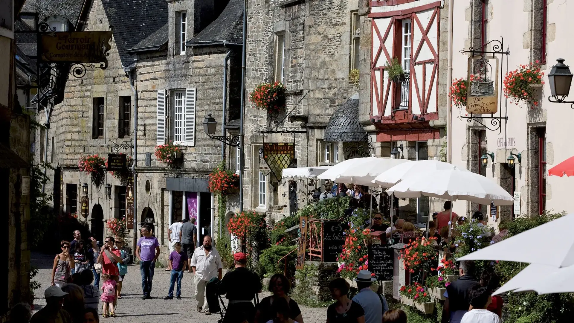 Rochefort-en-Terre rue animée