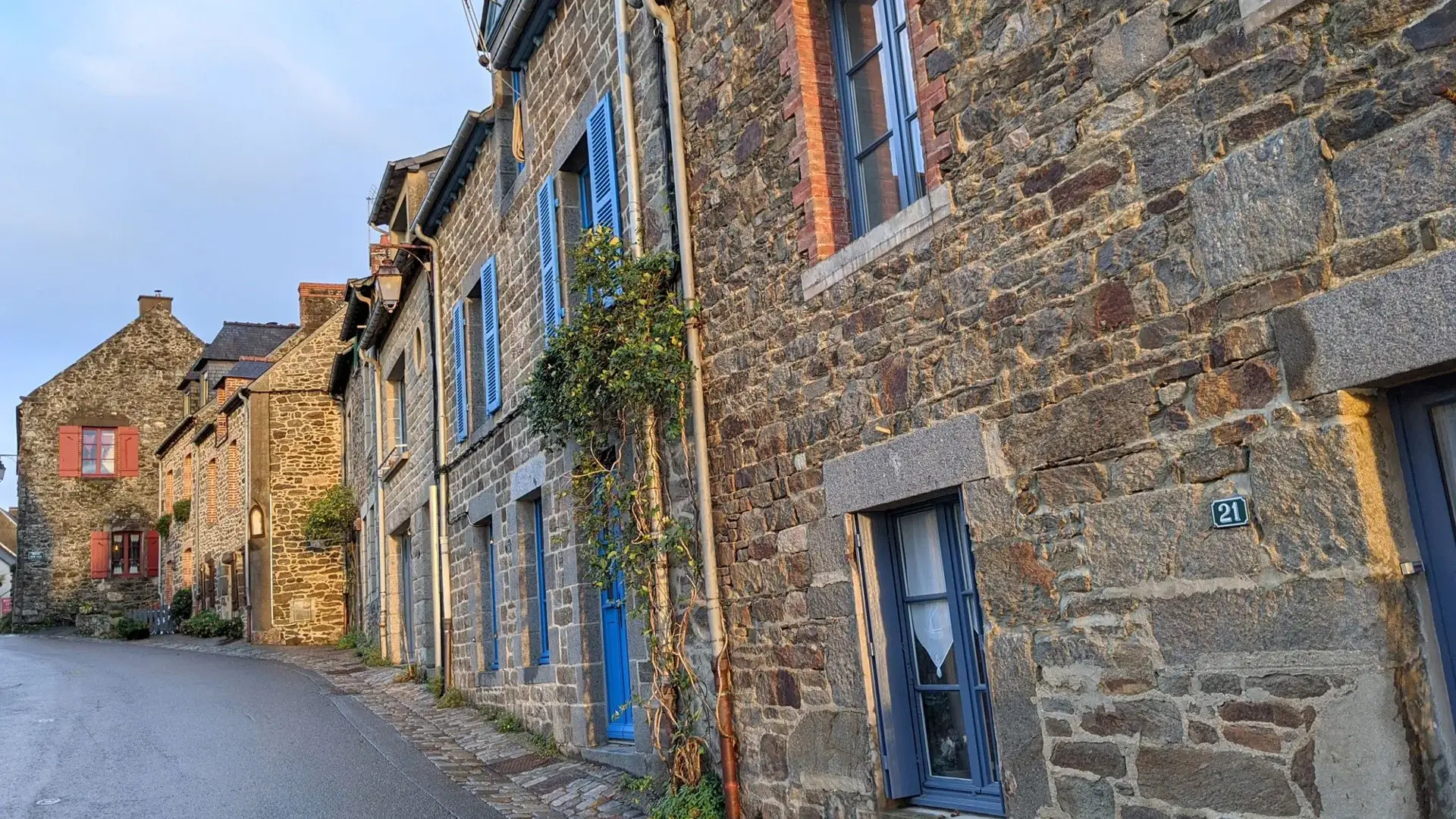 Saint-Suliac rue après la pluie