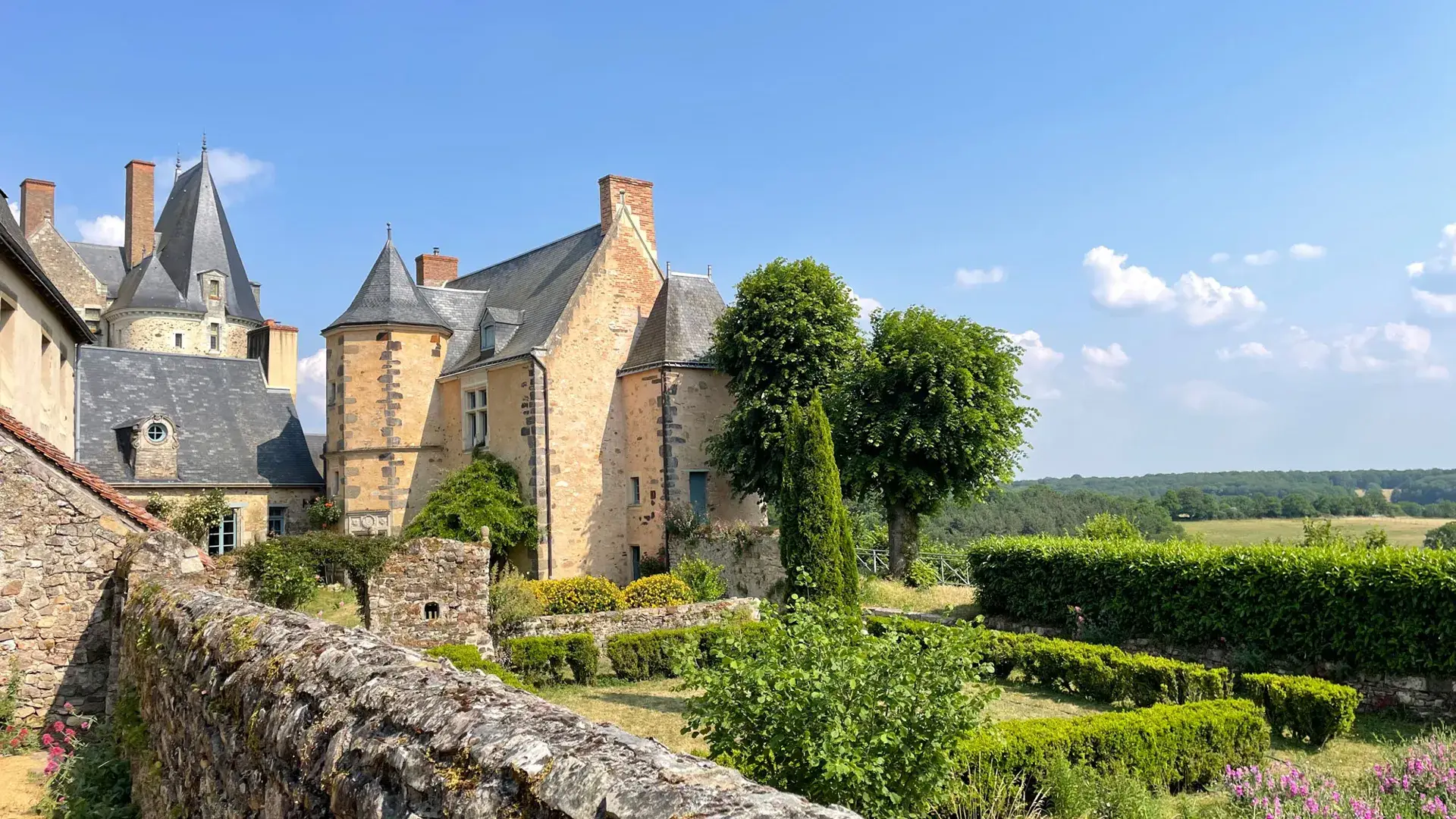 Sainte-Suzanne, jardins arrière site château
