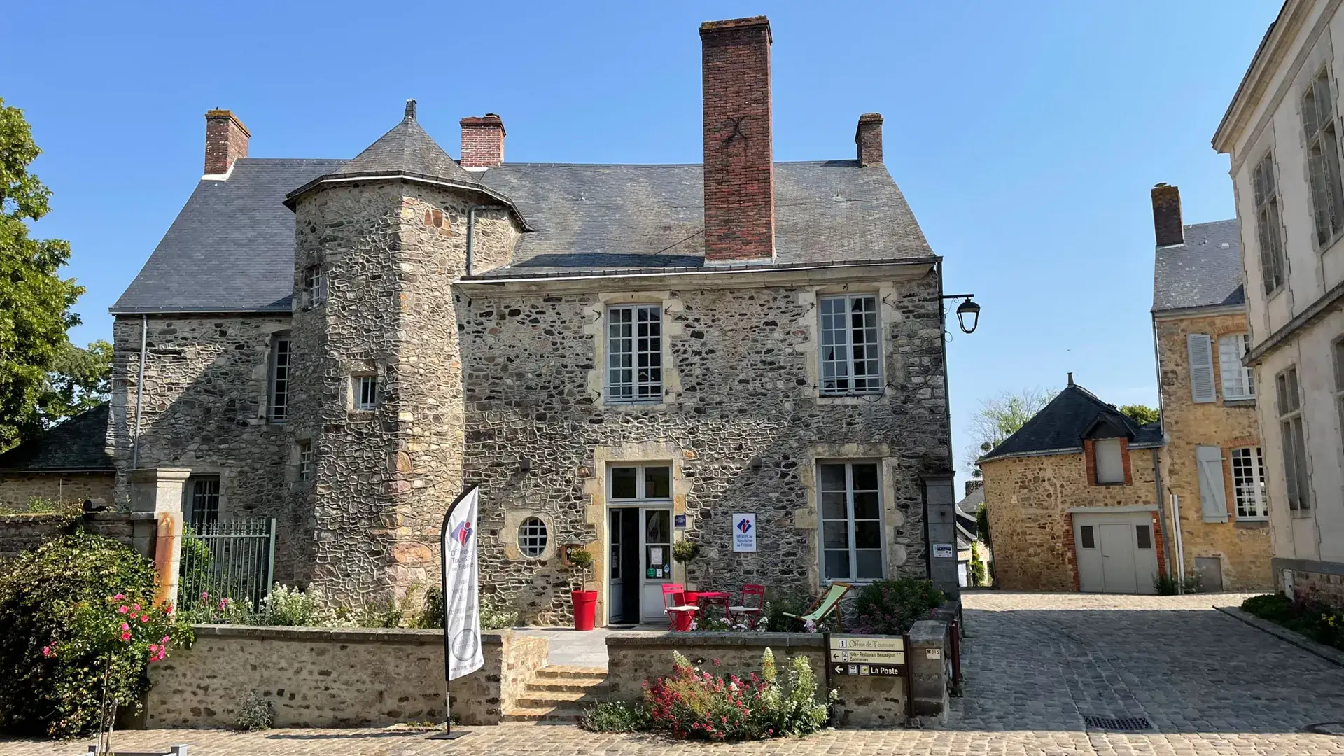 Sainte-Suzanne, place Hubert II Office de Tourisme