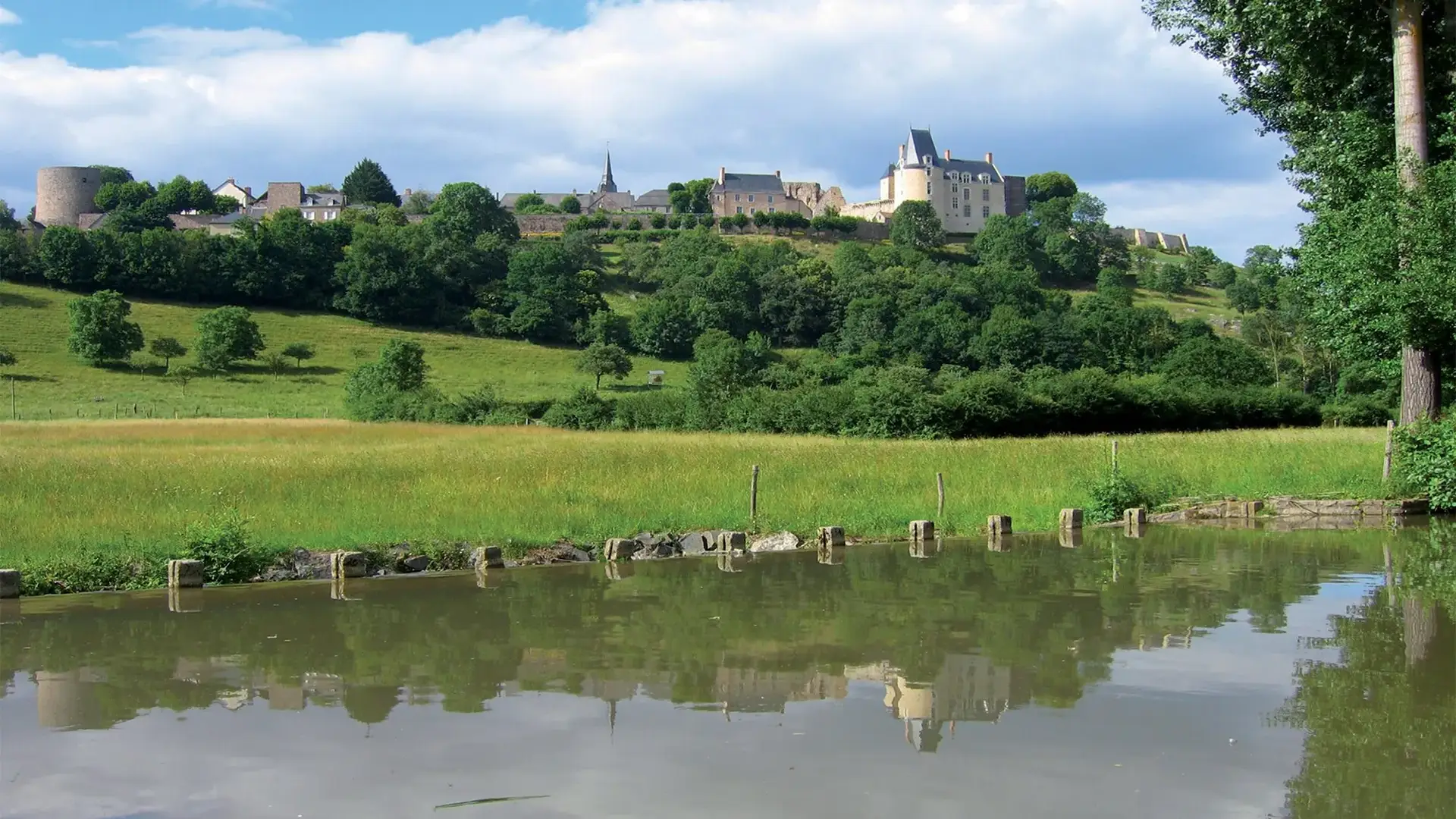 Sainte-Suzanne vue depuis la rivière