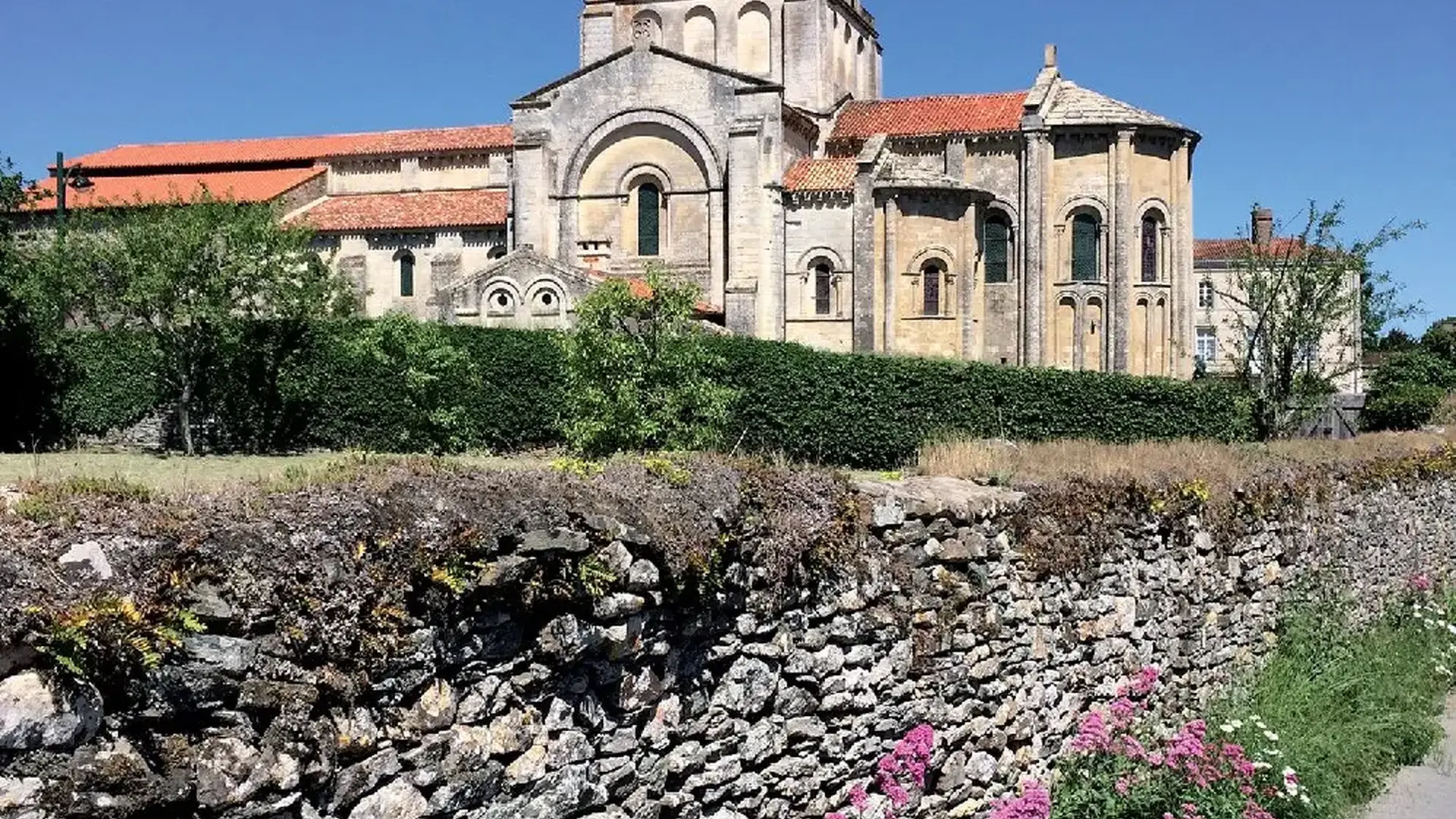 Vouvant chemin église