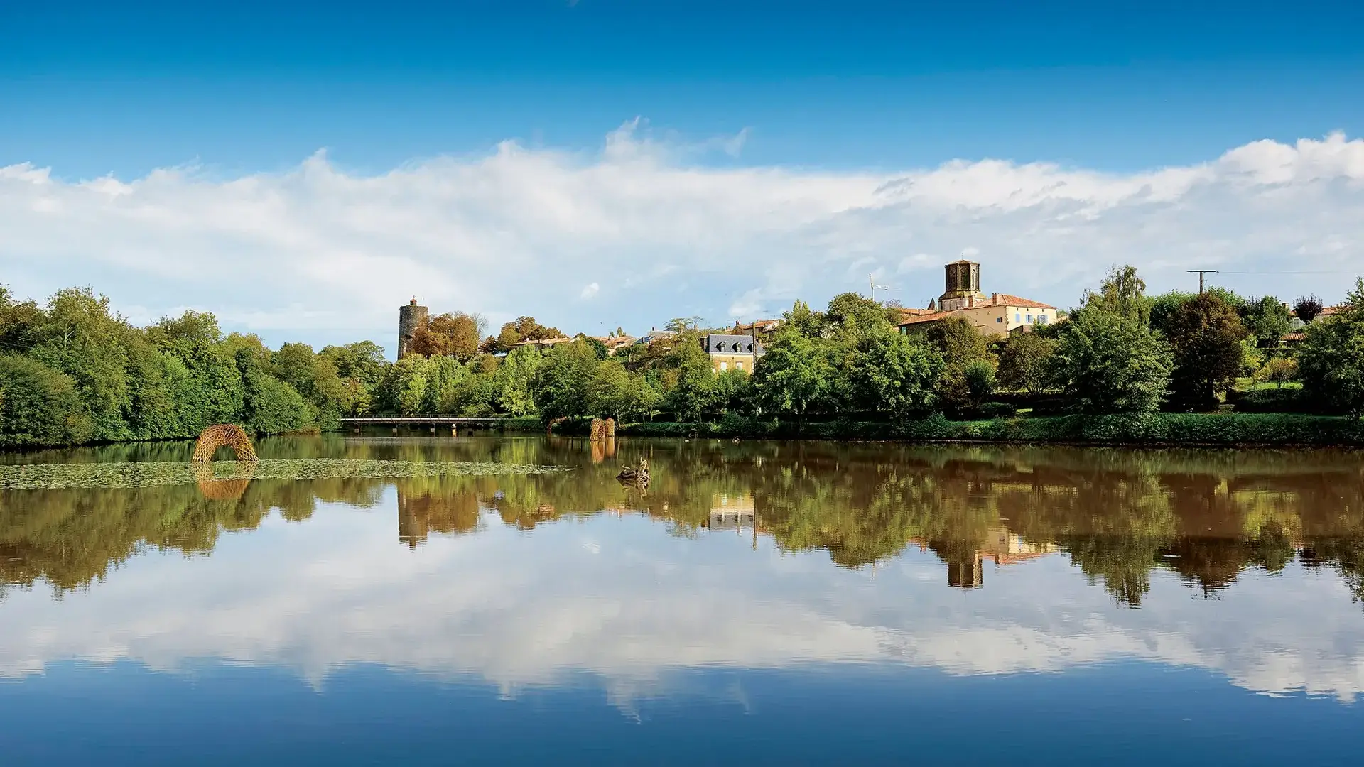 Vouvant reflet rivière