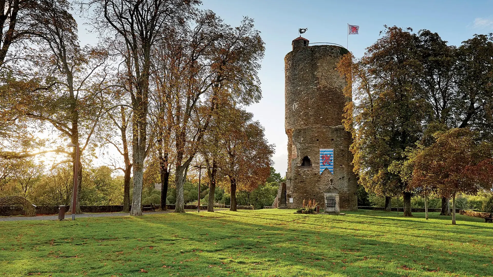 Vouvant tour Mélusine automne