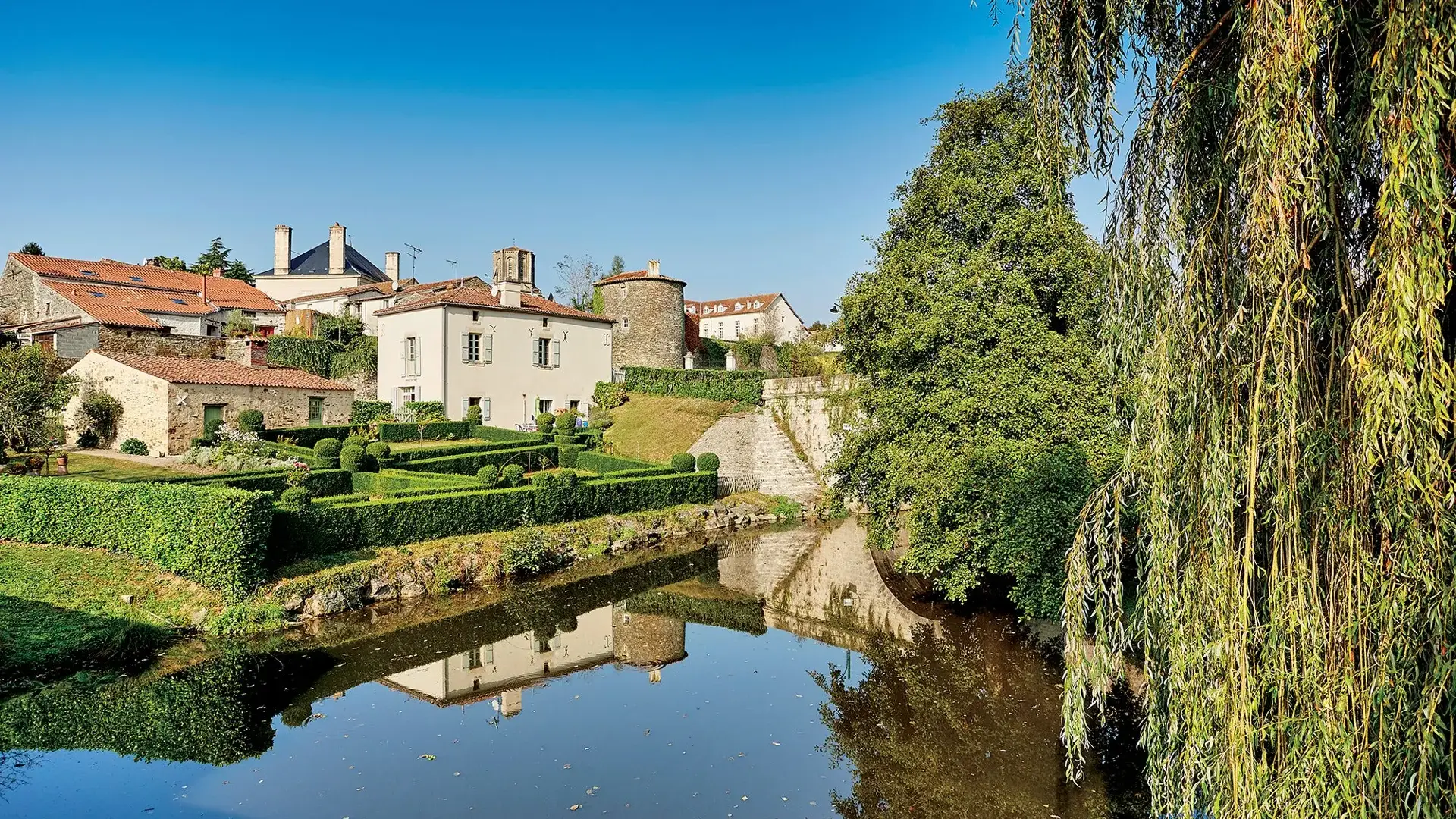 Vouvant vue depuis la rivière