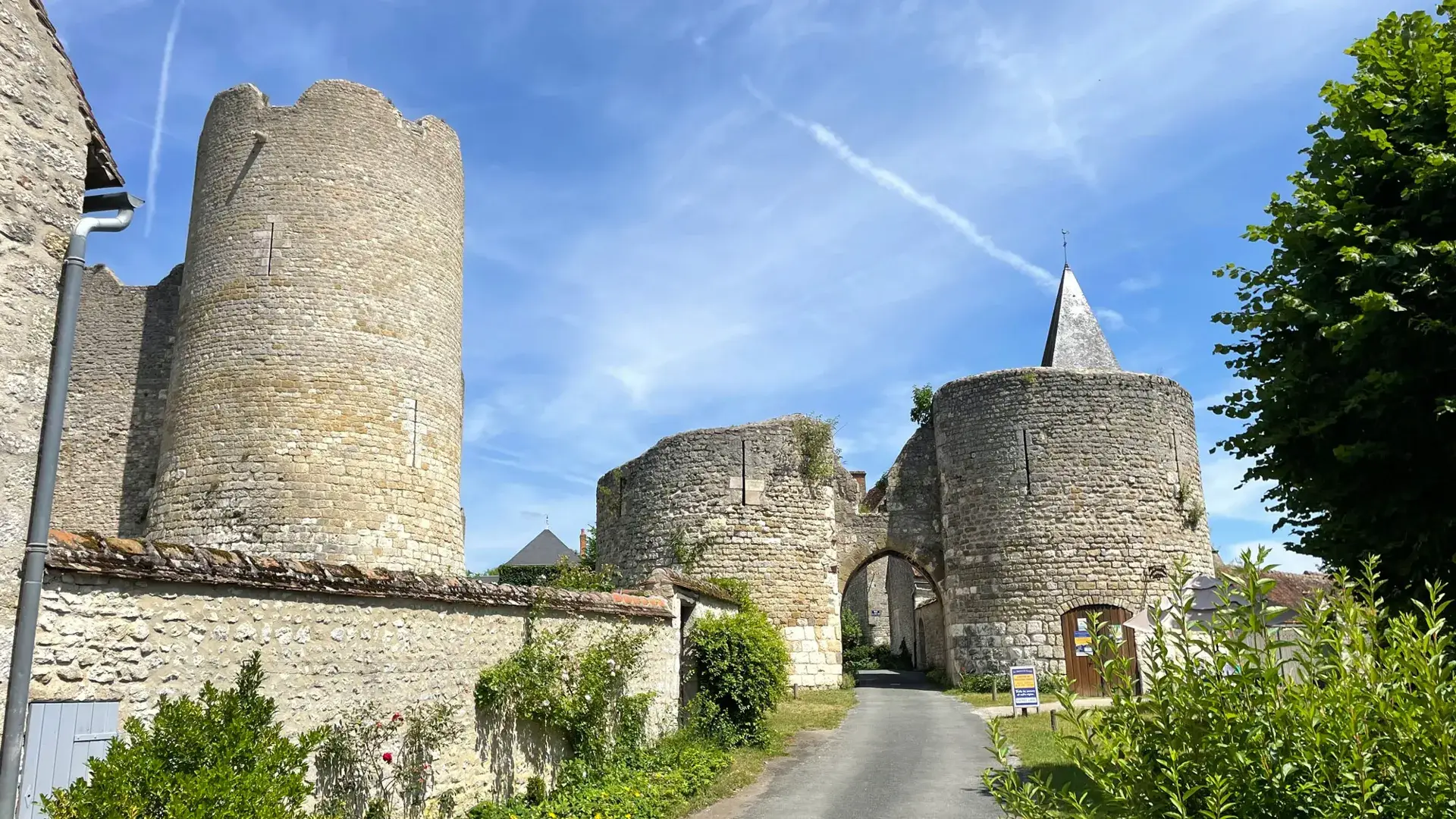 Yèvre-le-Châtel, en allant vers le château