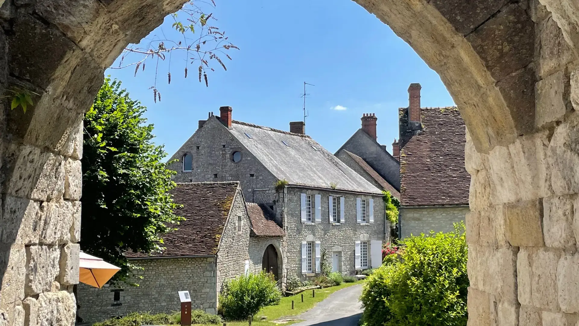 Yèvre-le-Châtel, porte médiévale