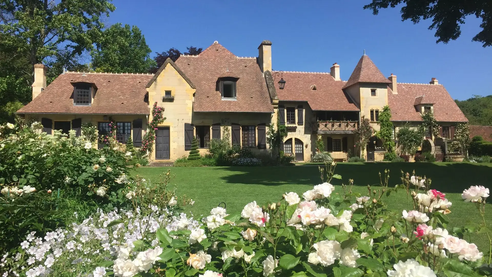 Apremont-sur-Allier Parc Floral maison et jardin blanc