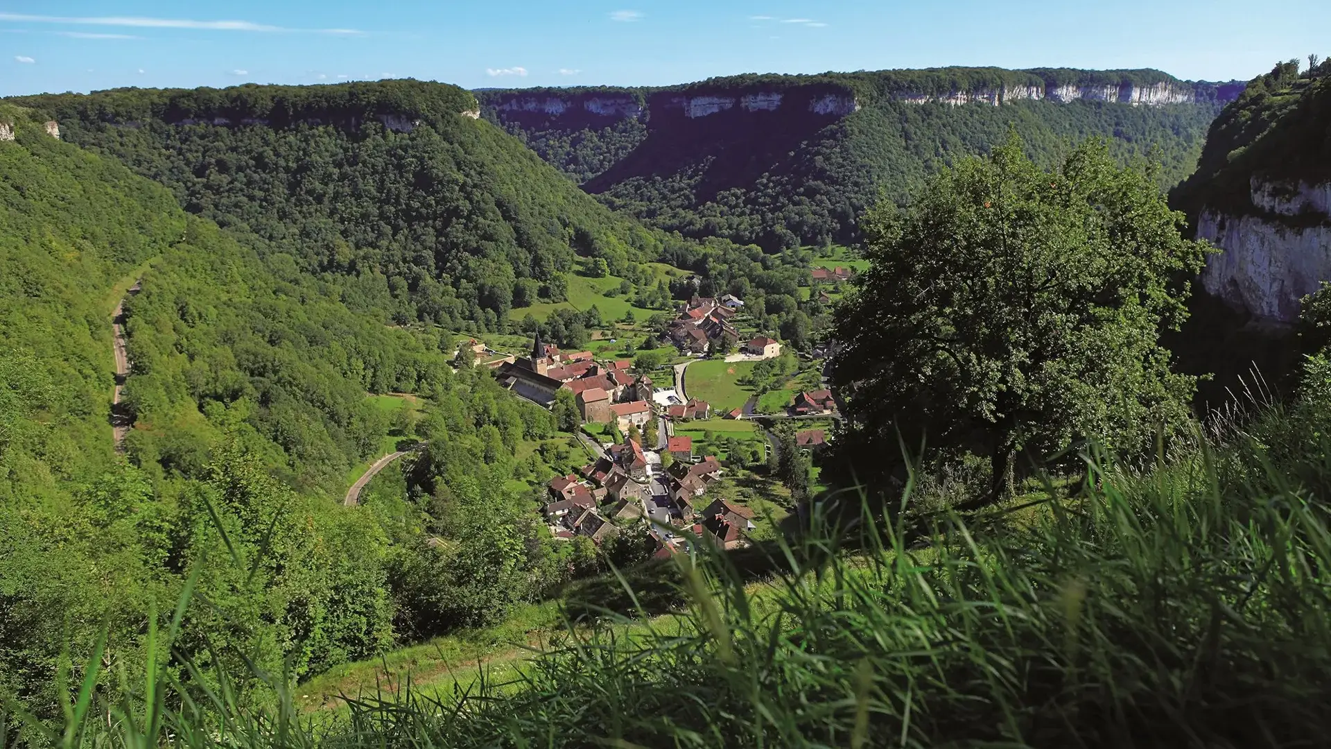 Baume-les-Messieurs vue village et vallée